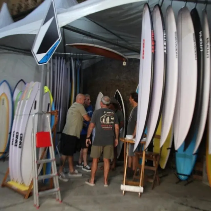 冲浪板制造商大会热闹非凡，桑托斯历史中心活力涌动