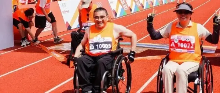 不是拯救弱者，是和他们一起拆掉天花板