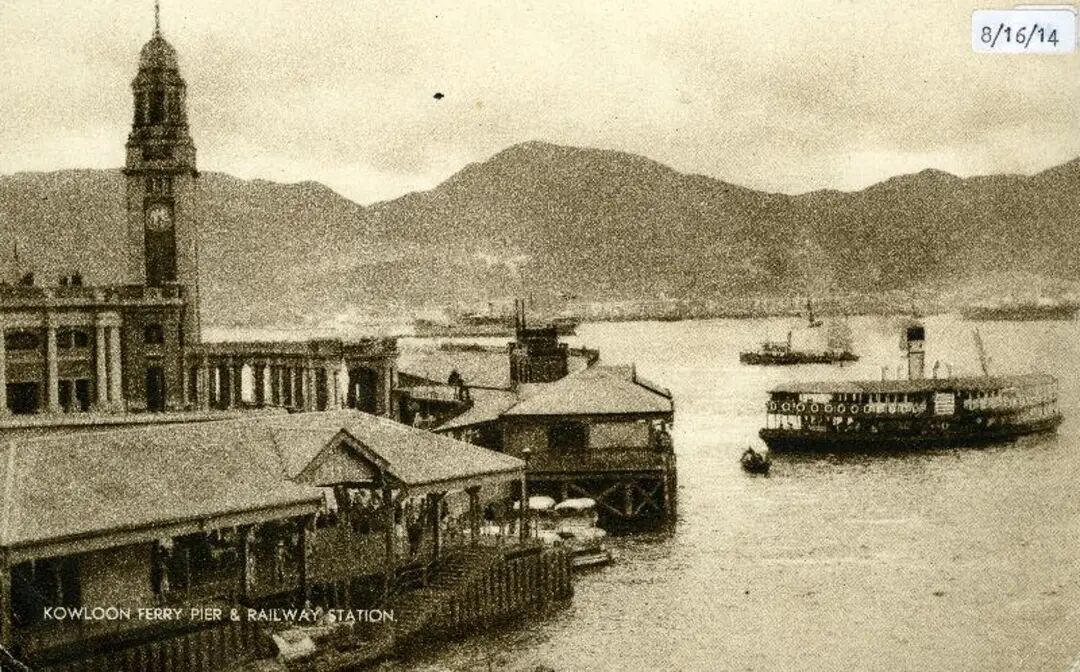 1937年的尖沙咀天星碼頭。可見當時天星小輪的外貌與現時的大同小異。（政府檔案處圖片）