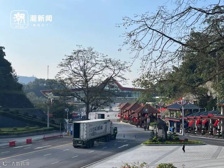 从友谊关口岸驶入越南的车辆。潘璐 摄.jpg