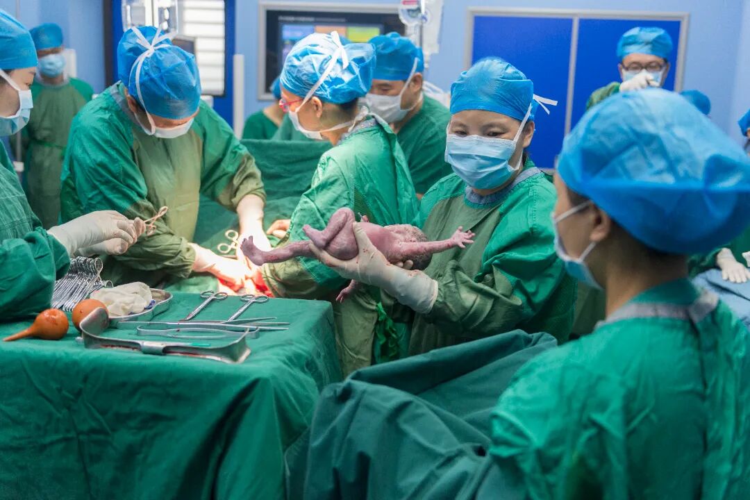 医院产麻团队赶赴来宾市成功抢救一例罕见危重四胞胎孕妇.jpg
