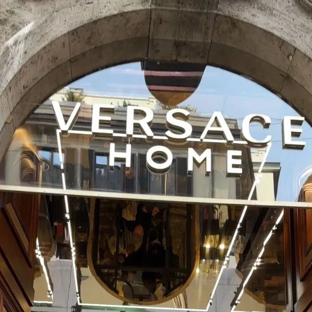 范思哲Versace品牌被曝14亿美元卖身！意大利时尚品Prada已获得监管机构批准这笔数十亿美元交易。