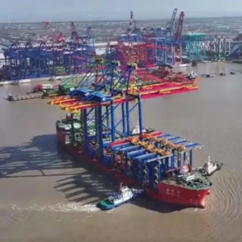 搭载堆场与码头电动起重机的货轮从中国启航，驶向桑托斯港集装箱码头（Tecon Santos）