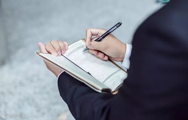 商务男人本子认真计划