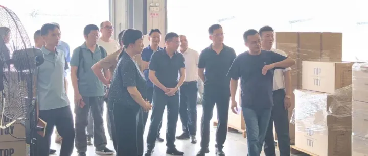 区政协调研组走进乌托邦智慧物流仓，共谋电商产业“加速跑”！