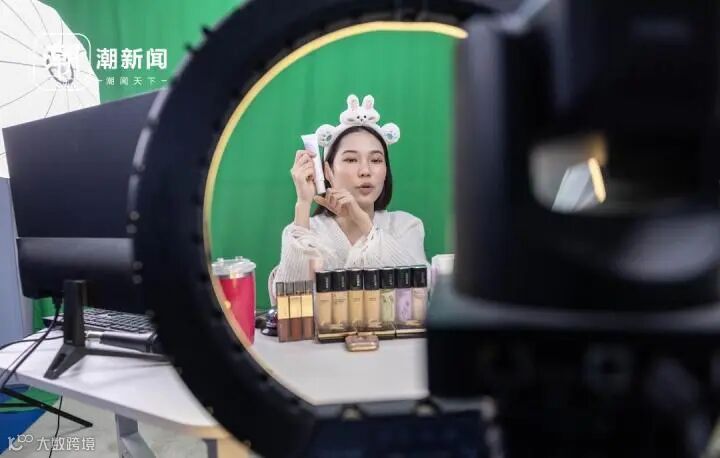 越南籍主播正在直播展示中国生产的化妆品。朱海伟 摄.jpg