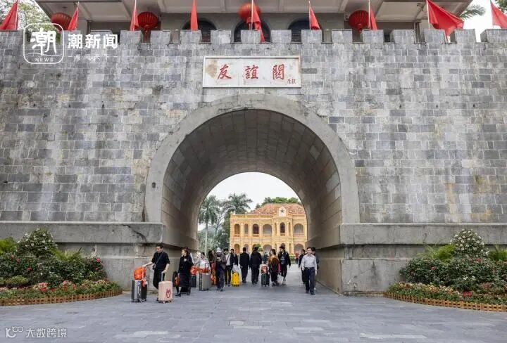 在凭祥购物后满载而归的越南人。 朱海伟摄.jpg