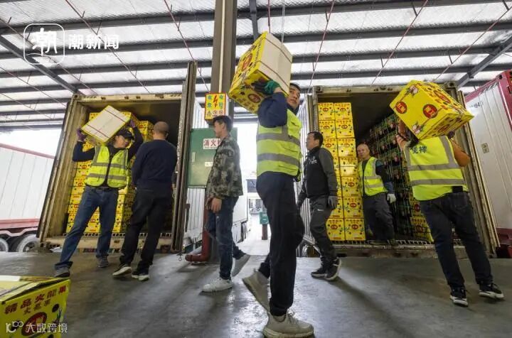 搬运队把越南火龙果装到中国货车上。朱海伟 摄.jpg