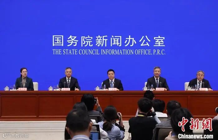 5月16日,中国国务院新闻办公室在北京举行“推动高质量发展”系列主题新闻发布会,江西省委副书记、省长叶建春,江西省委常委、常务副省长任珠峰,江西省科技厅厅长宋德雄,江西省工业和信息化厅厅长应炯围绕“续写红土圣地荣光 推动革命老区高质量发展走在前”作介绍,并答记者问。 <a target='_blank' href='/'>中新社</a>记者 杨可佳 摄