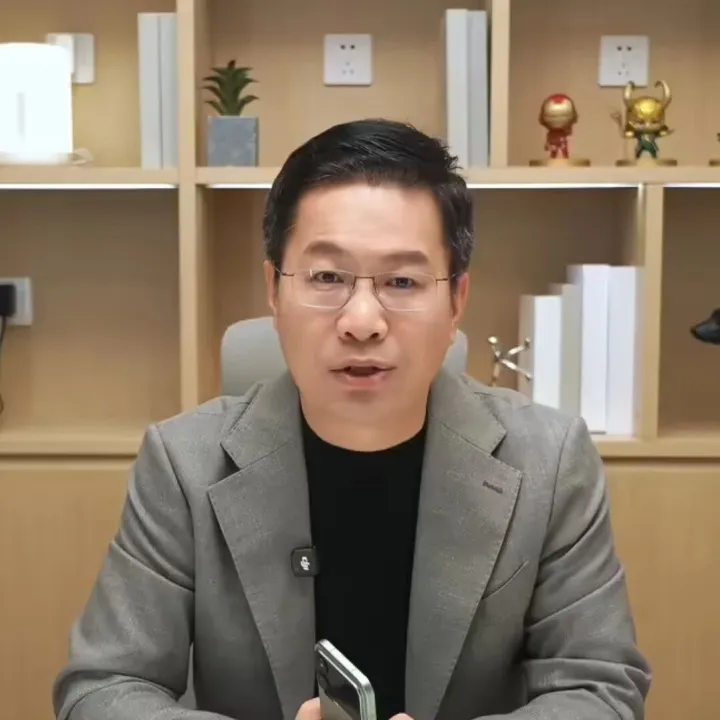 卢伟冰回应罗福莉加盟小米