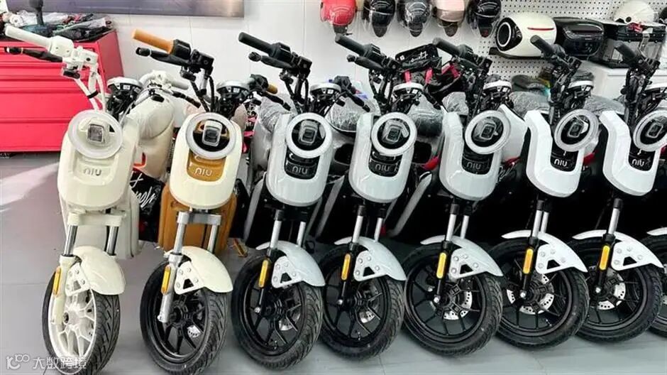 'Too Slow!' Shanghai Riders Rush to Register Old E-Bikes Before Rule Change