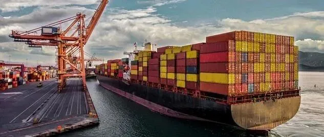 美国进一步上调对华部分产品的关税，对出口贸易企业有何影响？谁承担高额的关税？