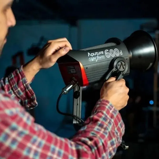 亚马逊销量暴涨265%！这个深圳品牌凭什么成为海外创作者的“光影标配”？