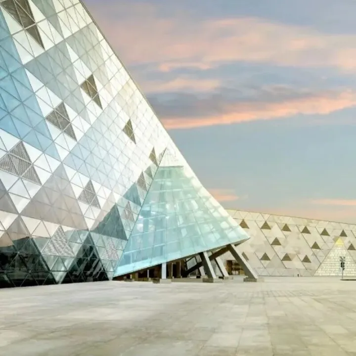 新开博物馆！历时20多年、斥资10亿美金！登上雕像扶梯，坐拥金字塔全景窗！