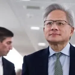 黄仁勋的焦虑：5万亿市值也怕破产，天天“战战兢兢”