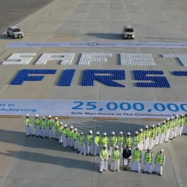 利雅得机场 2500个头盔拼成 "安全第一"，创吉尼斯世界纪录
