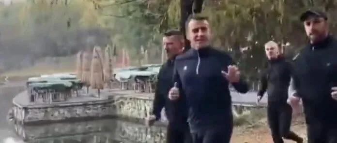 马克龙在成都晨跑