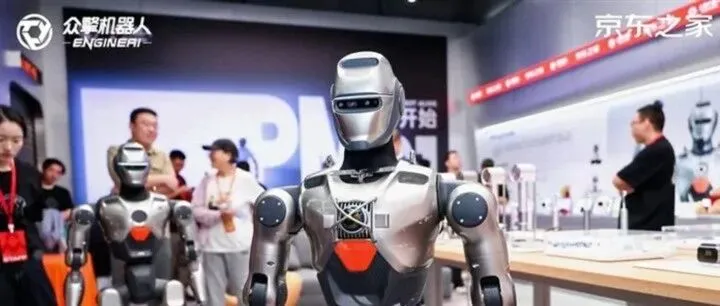 国产机器人T800震撼发布，上演回旋踢+组合拳，性能竟超越八成成年男性，科幻电影成真！