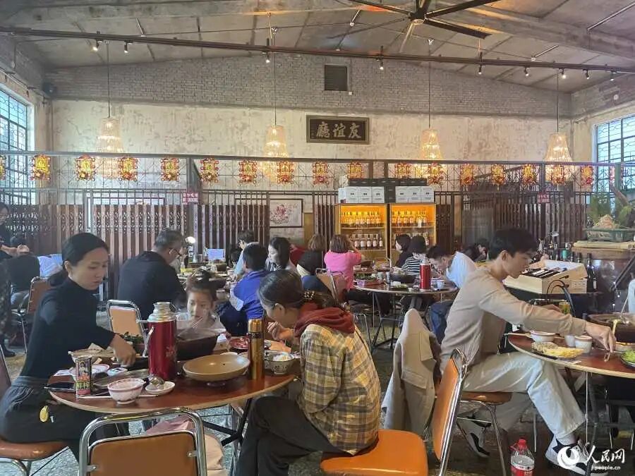 かつて友誼商店4階に掛けられていた「友誼庁」の額が飾られている（撮影・勝又あや子）