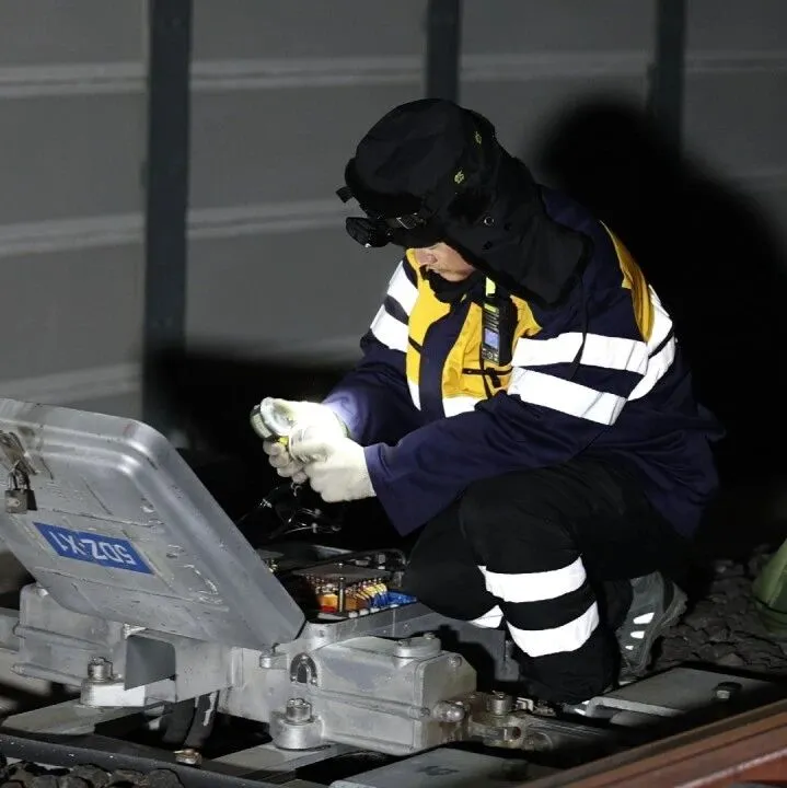 清晨，铁道线上奏响“拆装曲”