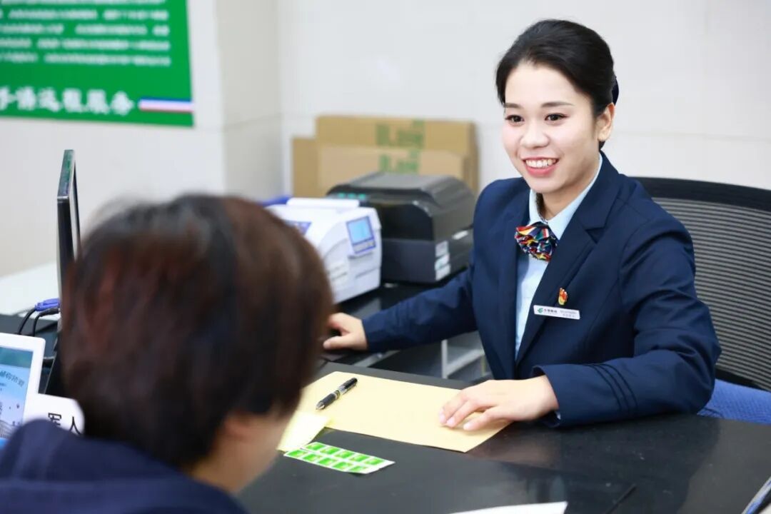 营业大厅的灯光洒在她身上，微笑迎接着每一名用户的到来，在平凡的岗位上，她们用微笑和专业，给每一位客户.jpg