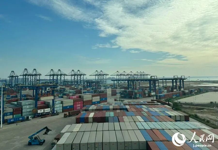 洋浦国際コンテナターミナルに積み上げられたコンテナ（撮影・玄番登史江）。