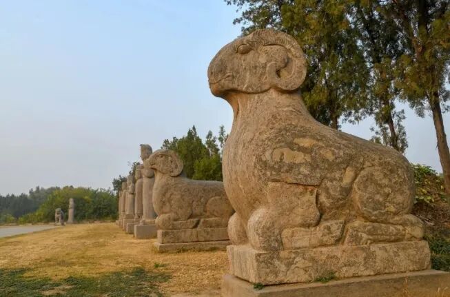 永熙陵内に立つ羊の石像。