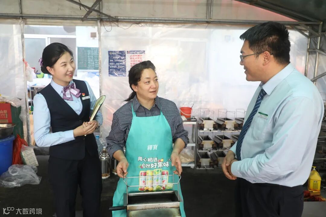 邮储银行淄博市分行工作人员走访烧烤经营户.jpg