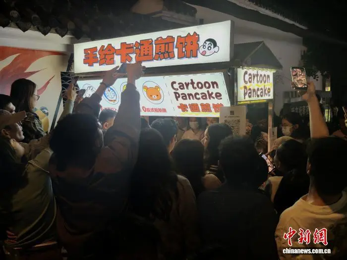 買物客と観光客でごった返すカートゥーンパンケーキの屋台（撮影・呂楊）。