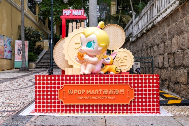 图为Baby Molly在疯堂斜巷带大家选购澳门特色手信。澳门特区政府旅游局供图