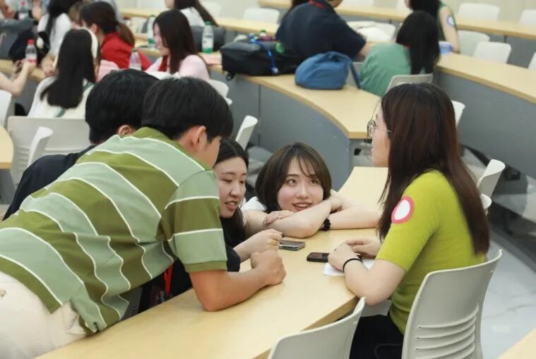 5月13日、北京語言大学で、中国の大学生と交流する慶応義塾大学の学生・森翔子さん（写真右から2番目、写真提供・北京市人民対外友好協会）。