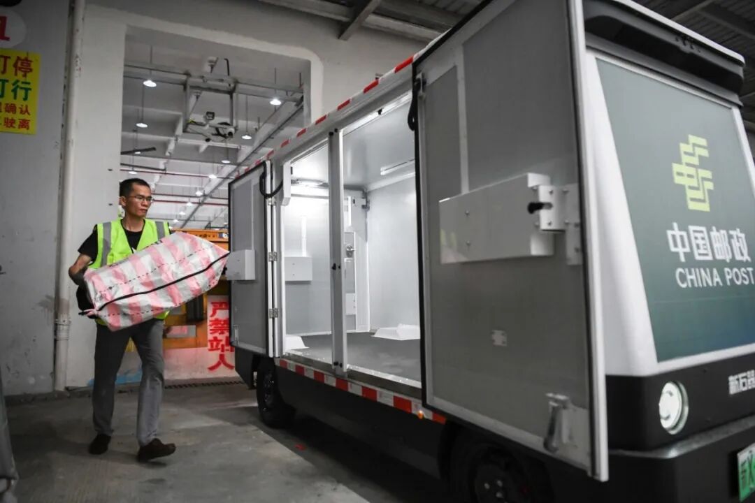 1.工作人员将免税邮件装车3.jpg