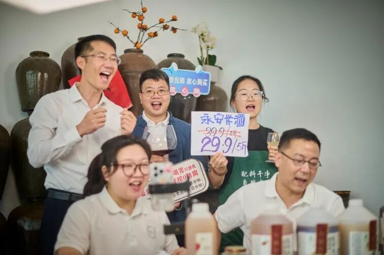 同僚と一緒にライブコマースをする「農村CEO」の劉松さん（写真2列目の一番左、画像提供・新華社）。