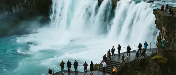 景区摆渡车：游客骂它“抢钱刺客”，景区喊它“救命恩人”——这冤种车到底该咋管？
