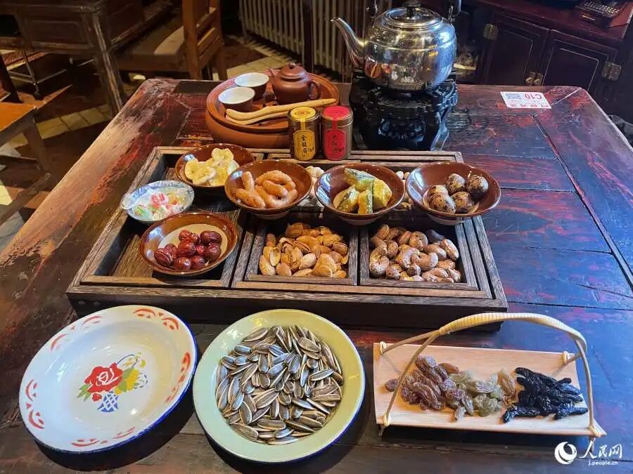 中国式アフタヌーンティーのセット。お茶請けはナッツ類や各種タネ！（撮影・勝又あや子）