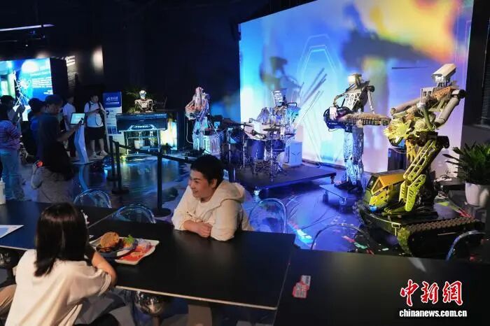 店内で演奏を行うロボットバンド。（撮影・張祥毅）