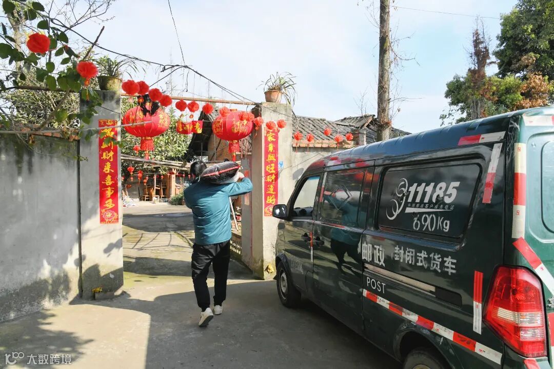 成都崇州邮政分公司上门为当地农户送水稻复合肥7吨.jpg