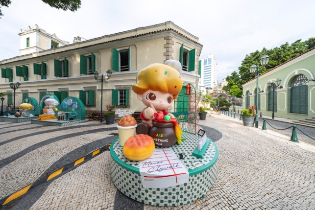 图为DIMOO在岗顶前地邀请大家享用澳门美食。澳门特区政府旅游局供图