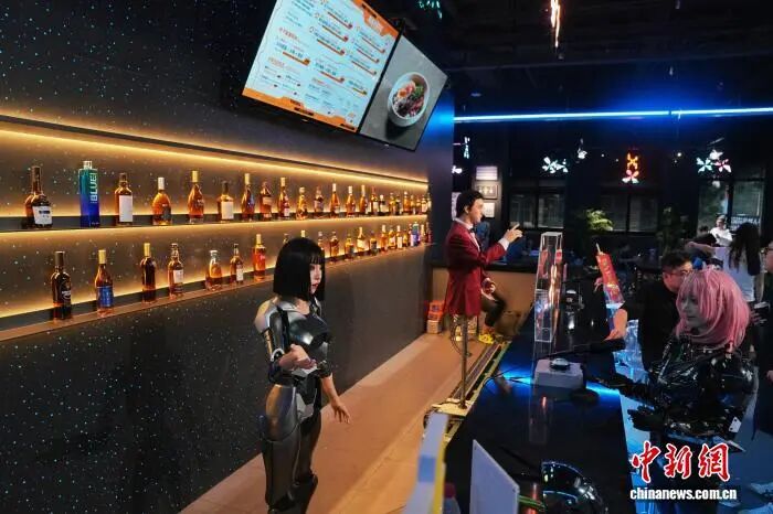 8月8日、北京初のロボットテーマレストラン「ロボット焔究所」が正式に営業を開始。このレストランには20種類以上の成熟したロボット製品が集結し、客にテクノロジーとグルメの饗宴を提供している。（撮影・張祥毅）