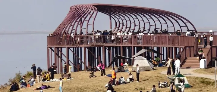 「候鸟集」人潮涌动：今日吴城的镜头里“后脑勺开会”！