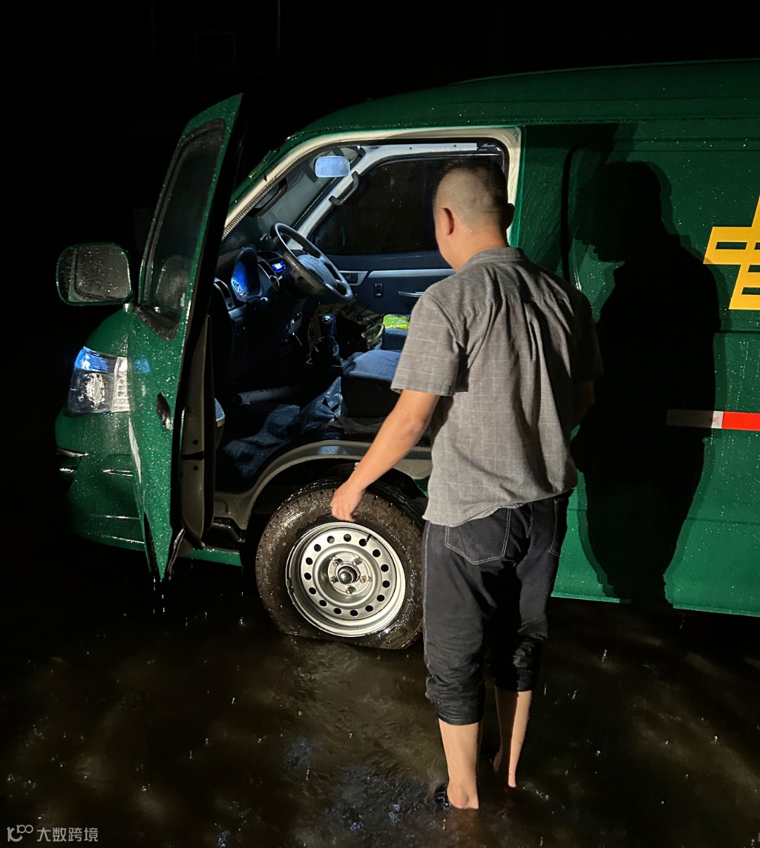 福州长乐首占营业部凌晨冒雨紧急转移邮车1.jpg