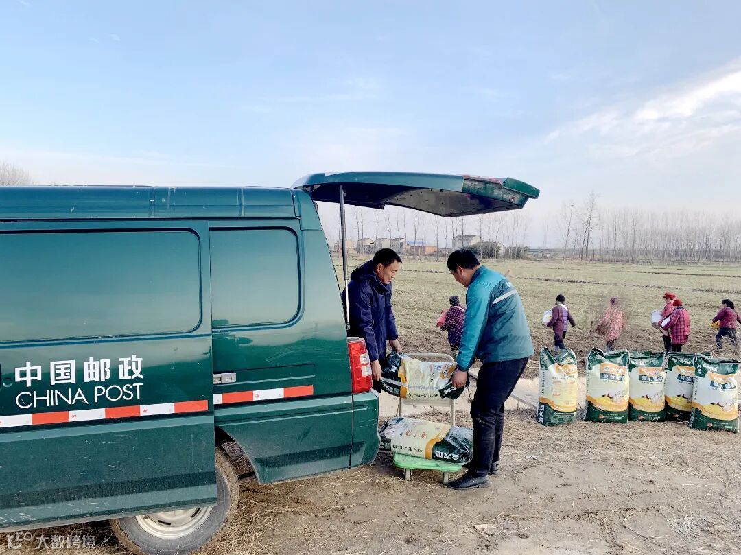 邮政送来优质肥,农户喜笑施肥忙.jpg