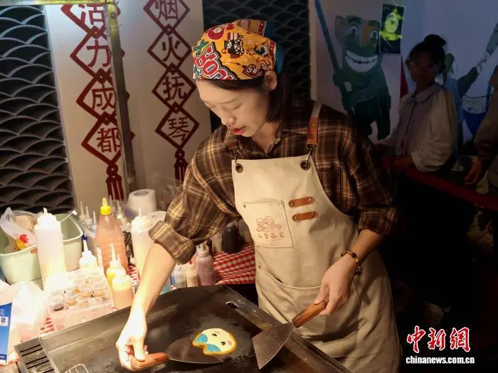 パンケーキを焼く「カートゥーンパンケーキ・クリエイティブ・ディレクター」と呼ばれている曾雅鑫さん（撮影・呂楊）。