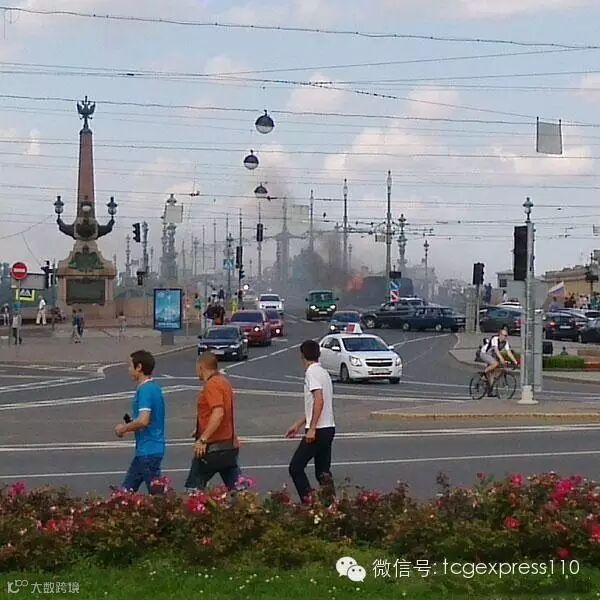 战神广场外的意外出动了直升机,但路人相当淡定。