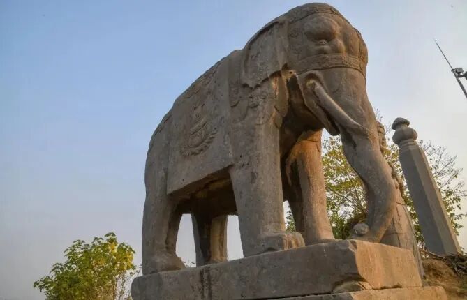 永泰陵内に立つゾウの石像。