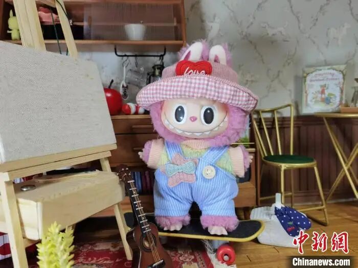 着せ替え用の服を着たLABUBU（撮影・馬牧青）。