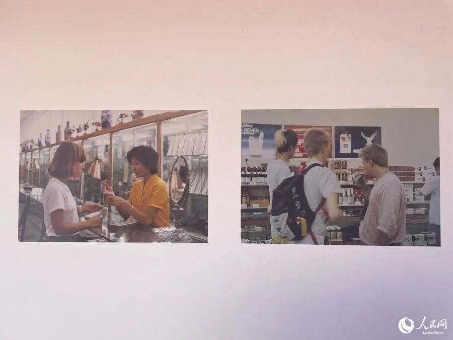 北京友諠商店で買い物をする外国人（「友諠花園」内の説明プレートを撮影・勝又あや子）