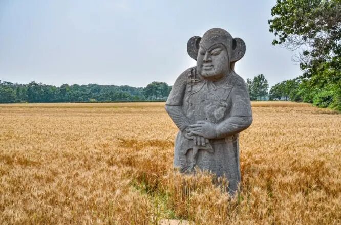 永昌陵内に立つ大耳の将軍像。