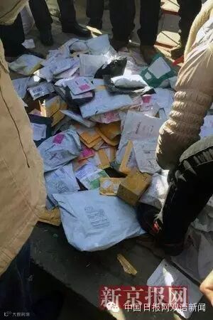 河北霸州市胜芳镇,一大堆邮政快件在地摊出售。网友供图