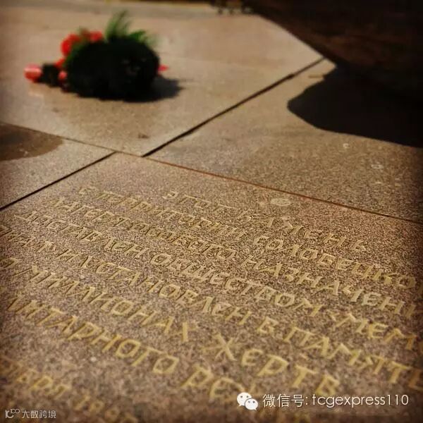 纪念碑所承载的,远比构造纪念碑的漂石要沉重。